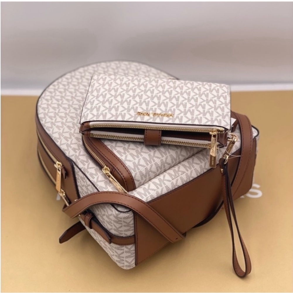 SALE🔥🔥🔥MICHAEL KORS JAYCEE MEDIUM BACKPACK and Wallet Set
VANILLA - Picture 6 of 14